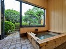 【貸切風呂 陽晏の湯】内風呂と陶器露天風呂をお楽しみいただけます
