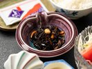 【ご朝食一例】季節の山や海の幸を使った優しい味わいの煮物