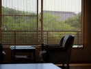 窓から望むことができる景色を眺め、心落ち着くひとときをお過ごしください