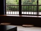 夜市川のせせらぎと清涼感に身をゆだね、喧騒を忘れてみてはいかがでしょうか