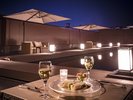 【ルーフトップバー】夜風を感じながら、お酒と料理を楽しむ大人な空間。(季節営業)
