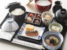 【朝食】「たん熊北店」(一例) 昆布だしで炊かれた「朝粥」と京のおばんざいは旅の疲れを癒す優しい味わい