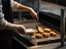 【朝食ブッフェ】ライブキッチンで出来立てのフレンチトーストをご用意。