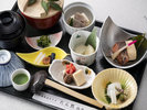【朝食】「たん熊北店」(一例) 昆布だしで炊かれた「朝粥」と京のおばんざいは旅の疲れを癒す優しい味わい