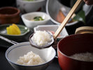 【朝食】「たん熊北店」(一例) 昆布だしで炊かれた「朝粥」と京のおばんざいは旅の疲れを癒す優しい味わい