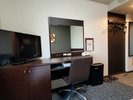【コンフォート】セミダブルルームのデスク周りです。落ち着いた色調のデスクでビジネスにも最適☆