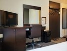 【コンフォート】シングルルームのデスク周りです。落ち着いた色調のデスクでビジネスにも最適☆