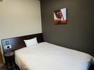【コンフォート】シングルルームのベッドです。高層階☆140pサイズのベッドでゆったりお過ごし下さい☆