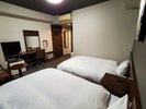 【スタンダード】ツインルームの入口から窓方面です。ご家族様、お仲間同士に人気のゆったり過ごせるお部屋