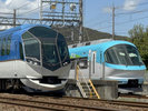 『観光特急しまかぜ』と、みえ応援ポケモン「ミジュマル」のラッピング列車『ミジュマルライナー』