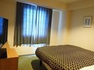 【ダブルルーム15u】ベッドサイズ160×207p。お子様連れの方も添い寝をして頂くには十分は広さです。