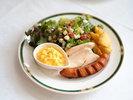 朝食平日メインプレート「ソーセージとサラダチキン」