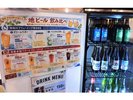 フロント横で「クラフトビール」「地元の富士山百年水」を販売しています。