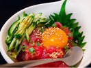 〆は『まぐろのユッケ飯』!特製ダレが染みたまぐろとうずら卵のマリアージュ…♪