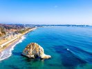 二ッ島海水浴場のシンボル『二ッ島』。穏やかな海辺で、夏は海水浴を満喫♪遠くから見るとゾウさんが出現!