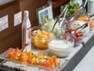 新鮮な野菜やフルーツをふんだんにご用意!健やかな朝を応援しますよ!