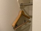 お部屋に備え付けのハンガーがございます。