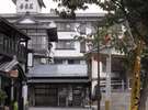吾妻荘正面。別館「吾妻園」は左の坂の途中から入ります。吾妻荘フロントにお声がけください。