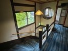 玄関から本館まで、2階分ほどの階段がございます