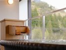 【半露天風呂付<吾妻>】木の温もりと温泉の流れる音が上質な滞在へと導きます。