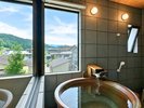 【客室内風呂付<銀嶺>】プライベートな空間で源泉かけ流しの湯をご堪能ください。