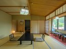 【本館スタンダード8畳】吾妻連峰または温泉街の景色が広がる、くつろぎの8畳和室。