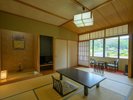 【本館スタンダード10畳】吾妻連峰または温泉街の景色とともに、ゆったりくつろげる10畳和室。
