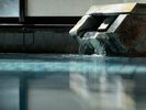 80度と35度、2つの源泉を掛け合わせ。一切加水しないこだわりの名湯が、心と体を芯から潤します。