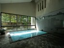 【男性大浴場】明るい日差しが差し込む大きな窓から、四季折々に美しいお庭が楽しめる大浴場