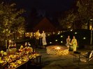 【トマムー夏イベント】焚き火が揺らめく屋外ラウンジで、旬のメロンを楽しむ様子
