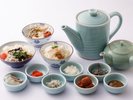 ◆朝食|お好みのトッピングで愉しむ、だし茶漬け