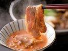 ◆夕食(和会席)|アツアツのすき焼きに生卵をたっぷりと絡めてお召し上がりください