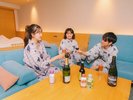 ◆過ごし方|仲間と語らう、寛ぎのひととき(お飲み物はイメージです)