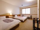 ◆洋室スタンダードツイン|景観は市街地側となり、山々の稜線とまちなみをご覧いただけます