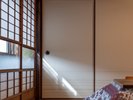 【和室6畳トイレなし】障子越しに漏れる柔らかな光が、部屋をそっと照らす。何気ない瞬間に、和の美しさを