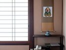 【和室6畳トイレなし】掛け軸と香炉のある和の空間。ゆっくり流れる時間の中で、心を鎮める寛ぎのひととき