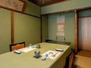 和の趣が漂う食事処。旬の料理を心ゆくまで楽しめる静かな空間