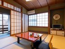 【和室6畳トイレ付】コンパクトな6畳和室。Wi-fi完備で快適、歴史ある建物で寛ぐ
