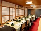 団体でのご利用も可能なお食事会場。ゆったり座って、みんなで語らう食事の時間を