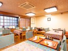 朝の優しい雰囲気に包まれたお食事処。地元の食材を使った朝ごはんで、良い一日を