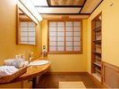 コンパクトながら、必要なものが揃った脱衣所。快適空間で心地よく湯浴みの準備を