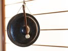 玄関の銅鑼が物語る茶六本館の歴史。時代を超えて受け継がれてきた、この宿の証