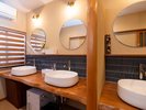 木のぬくもりが心地よい共用スペース。伝統建築の趣を感じながらご利用ください