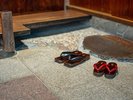風格ある玄関が旅人を迎える。古の趣と温かなおもてなしの心が交差する場所