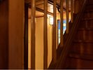 歴史を感じる木造の階段。職人の技が光る建築美はまさに芸術