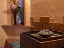 木造建築に溶け込む小さな囲炉裏。古の暮らしを偲ばせる、ほっこり和む空間
