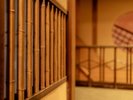 木の香りと静寂に包まれる館内。三百年の歴史が紡ぐ、唯一無二の空間美