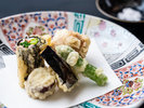 サクッと軽やかな衣に包まれた旬の味。揚げたて天ぷらの饗宴。