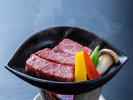 ジューッと音を立てる陶板焼き。香ばしい香りが食欲をそそる国産牛。