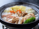 冬の味覚・蟹を鍋で贅沢に。旨みたっぷりの出汁までご堪能ください。